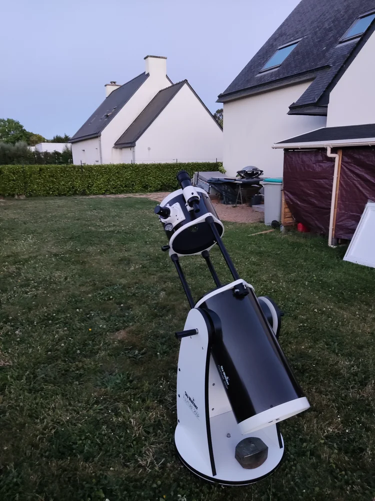 A 254mm flextube Dobson set up in a garden in Brittany